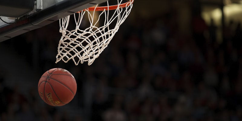 NBA篮球比赛现场 - 球员高高跃起准备扣篮的激动人心时刻